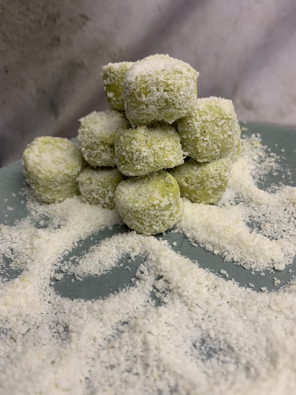 Vegane Kokos - Pistazien - Pralinen - Meine freie Naschzeit